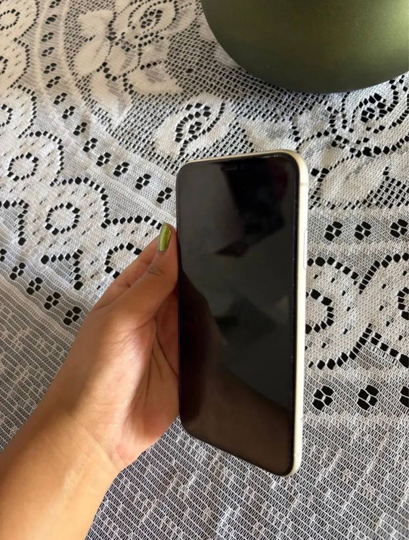 iPhone 11 64GB Branco 4