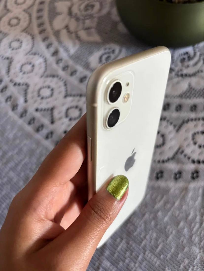 iPhone 11 64GB Branco 2